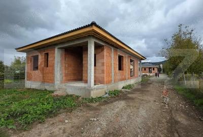 Casa pe un nivel, 3 camere, 100 mp ?i teren generos de 500 mp - zona Unirea - 1