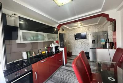 Apartament cu 3 camere semidecomandat, mobilat în Rovine