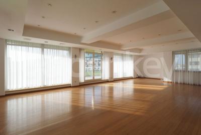 Apartament insorit cu 4 camere si terasa generoasa, 2 garaje - 2