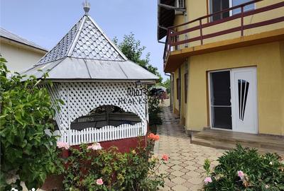 Casă cu 5 camere cu Canalizare în Central - 1