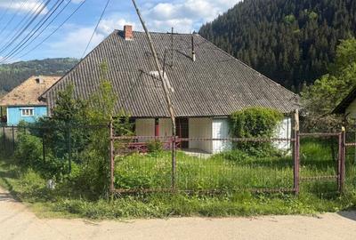 Casă cu 4 camere în Poiana Largului