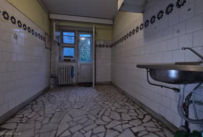 Tomis 1 - ap 3 cam, et 4/4 , gaze la usa (necesita renovare) - 9