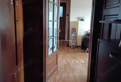 Apartament cu 3 camere semidecomandat în Giurgiului