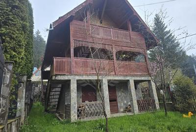 Casă individuală cu 4 camere cu Canalizare în Central - 1