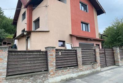 Casă cu 4 camere în Central - 2
