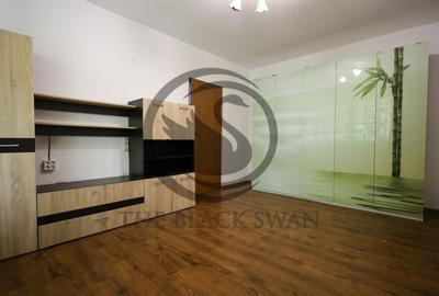 Apartament cu 3 camere semidecomandat, mobilat în Cina