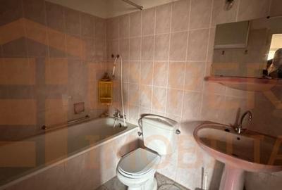 Casă individuală cu 4 camere cu Canalizare în Km 5 - 6