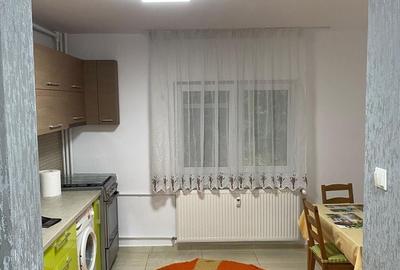 Apartament cu 3 camere semidecomandat în Panduri