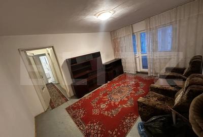 Apartament cu 4 camere semidecomandat în Craiovița Nouă