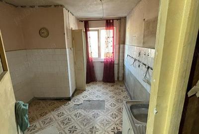 PROPRIETAR vand apartament cu 3 camere Et.1 ,Aleea Ioan Slavici Bl 49 - 3