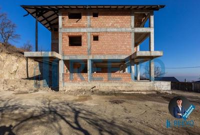 Pensiune/Vilă la roșu P+E+M în Sărata - 7