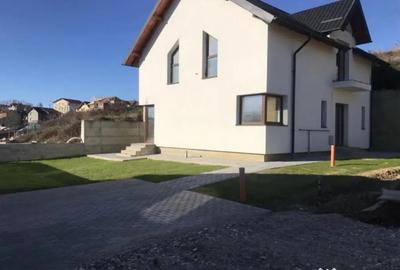 Casă cu 5 camere cu Teren 420 Mp în Bradu