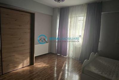 Royal Imobiliare - Vanzare apartament 3 camere, zona 9 Mai - 5