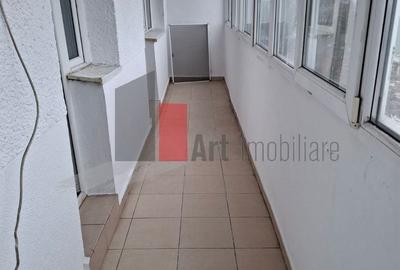 Apartament cu 4 camere decomandat în Central