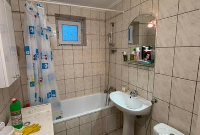 Apartament cu 3 camere semidecomandat în Giulești