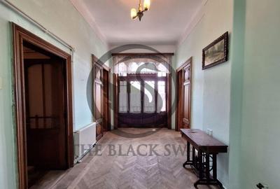 Casă cu 7 camere cu Teren 526 Mp în Central