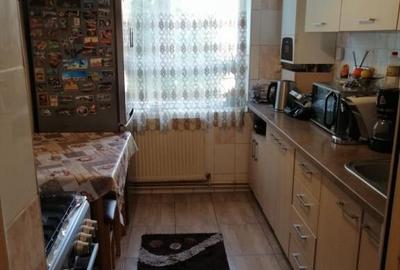 Apartament cu 3 camere decomandat în Tractorul - 1