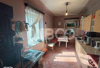 Casă cu 4 camere cu Teren 300 Mp în Roșia