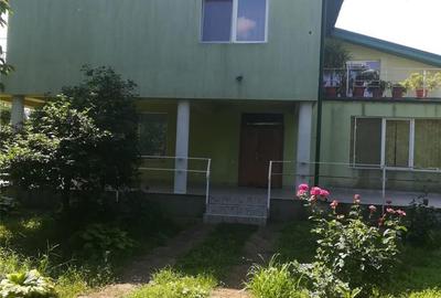 Casă cu 7 camere cu Teren 2061 Mp în Central - 1