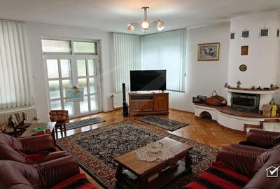 Casă cu 9 camere cu Teren 1462 Mp în Florești