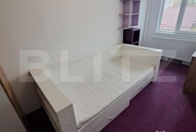 Apartament cu 3 camere semidecomandat, mobilat în Central