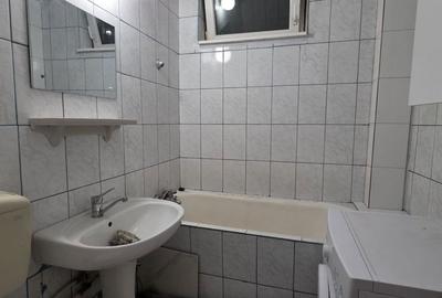 Apartament cu 3 camere semidecomandat în Micro 1 - 3