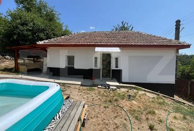 Casa renovata Varvoru de Sus, 30 mpu, 1000 mp curte.