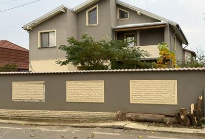 Casă cu 8 camere cu Teren 560 Mp în Central
