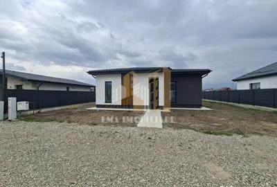 Casă cu 4 camere cu Canalizare în Sânpetru