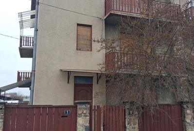 Casă cu 4 camere în Central - 2