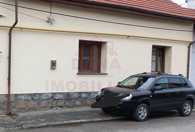 Casă individuală cu 4 camere cu Canalizare în Central - 1