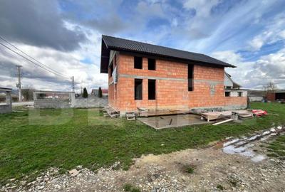 Casa la rosu cu 4 camere, 180 mp, 6 ari de teren, zona Cepar - 1