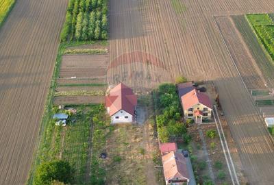 Casa cu 5 camere finisata si 10.400 m2 teren de vanzare in BOTIZ SM