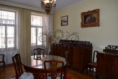 Casă individuală cu 9 camere în Centrul Istoric