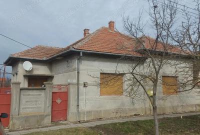 Casă cu 3 camere cu Teren 1741 Mp în Central - 2