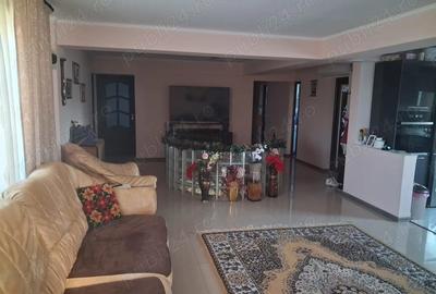 Casă cu 8 camere cu Teren 1000 Mp în Central - 1