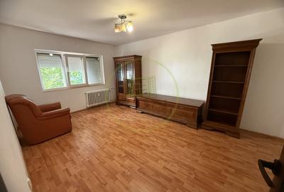 Apartament cu 4 camere decomandat, mobilat în Craiovița Nouă