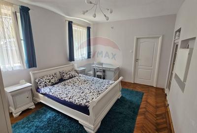 Apartament cu 3 camere semidecomandat, mobilat în P-ța Romană
