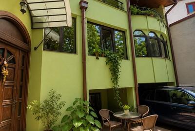 Casă cu 6 camere cu Canalizare în Central