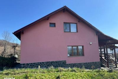 Casă cu 4 camere cu Teren 1300 Mp în Central
