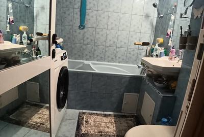 Apartament cu 2 camere decomandat în Km 5 - 4