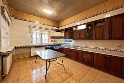 Casă cu 8 camere cu Canalizare în 13 Septembrie - 12