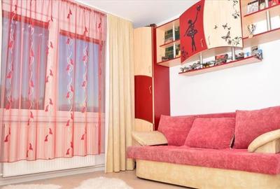 Apartament cu 4 camere decomandat, mobilat în Tractorul - 3