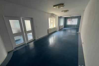 Casă cu 8 camere cu Teren 200 Mp în Banu Manta - 2