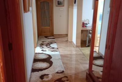 Apartament cu 4 camere decomandat în Central