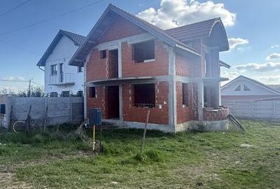Casă cu 4 camere cu Teren 130 Mp în Sânmartin