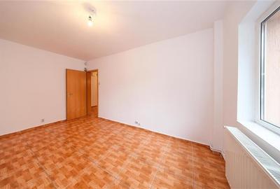 Spatiu comercial cu vitrina generoasa Spatiu comercial cu vitrina generoasa - 5