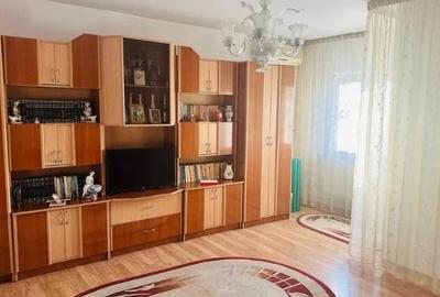 Apartament cu 3 camere decomandat, mobilat în Drumul Sării