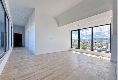 Apartament cu 3 camere decomandat în Tractorul