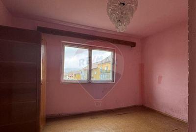Apartament pe Str. Calugareni, 2 camere, et.3 - 8